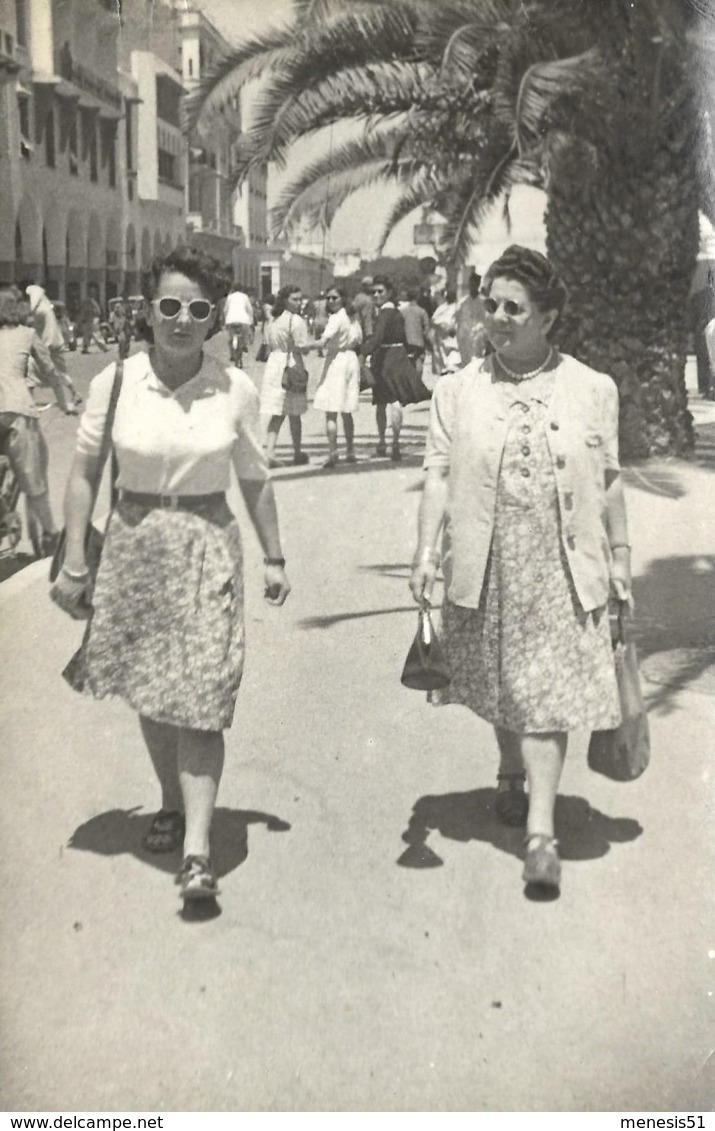 CPA Carte Photo Filmeur De Rue - Deux Françaises Revenant Du Marché RABAT (Maroc) Avenue Dar El Makhzen - A Identifier