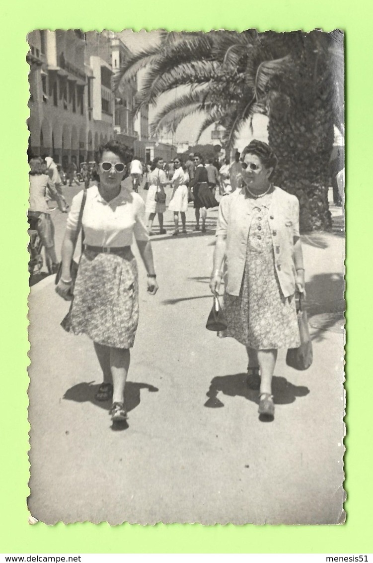 CPA Carte Photo Filmeur De Rue - Deux Françaises Revenant Du Marché RABAT (Maroc) Avenue Dar El Makhzen - A Identifier