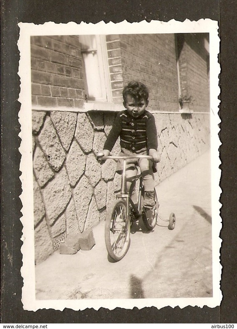 PHOTO ORIGINALE - PETIT GARCON VELO A  4 ROUES ROULETTES - SMALL BOY 4 WHEEL BIKE - Persone Anonimi