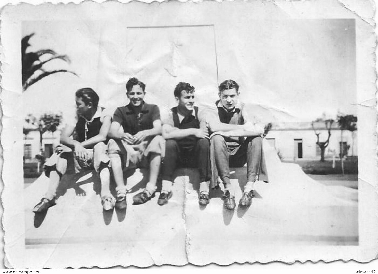 X658 - Teen Boys Sat In The Steps Together - Vintage Photo 8x6cm 1940' - Personas Anónimos