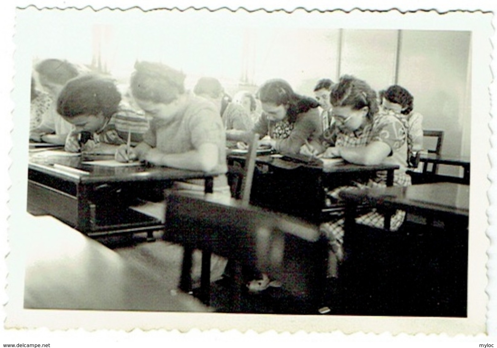 Foto/Photo. Snapshot De Filles En Classe. - Personnes Anonymes