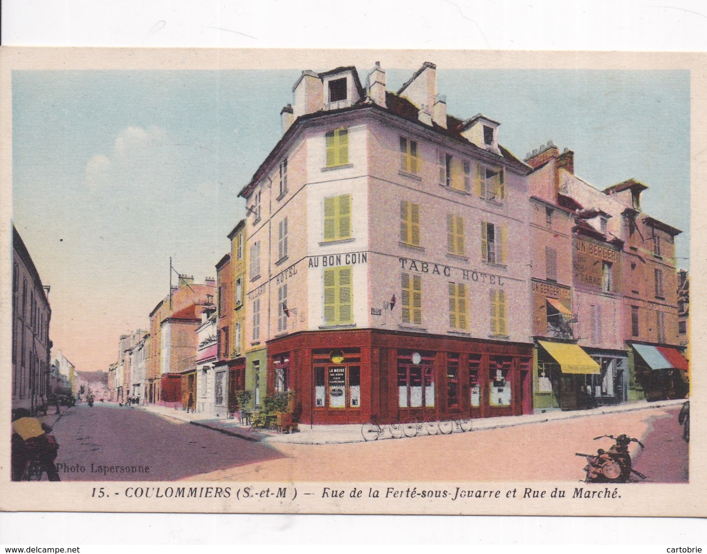 77 COULOMMIERS - Rue De La Ferté-sous-Jouarre Et Rue Du Marché - "Au Bon Coin" Tabac Hôtel - 2 Scans, Recto Verso - Coulommiers