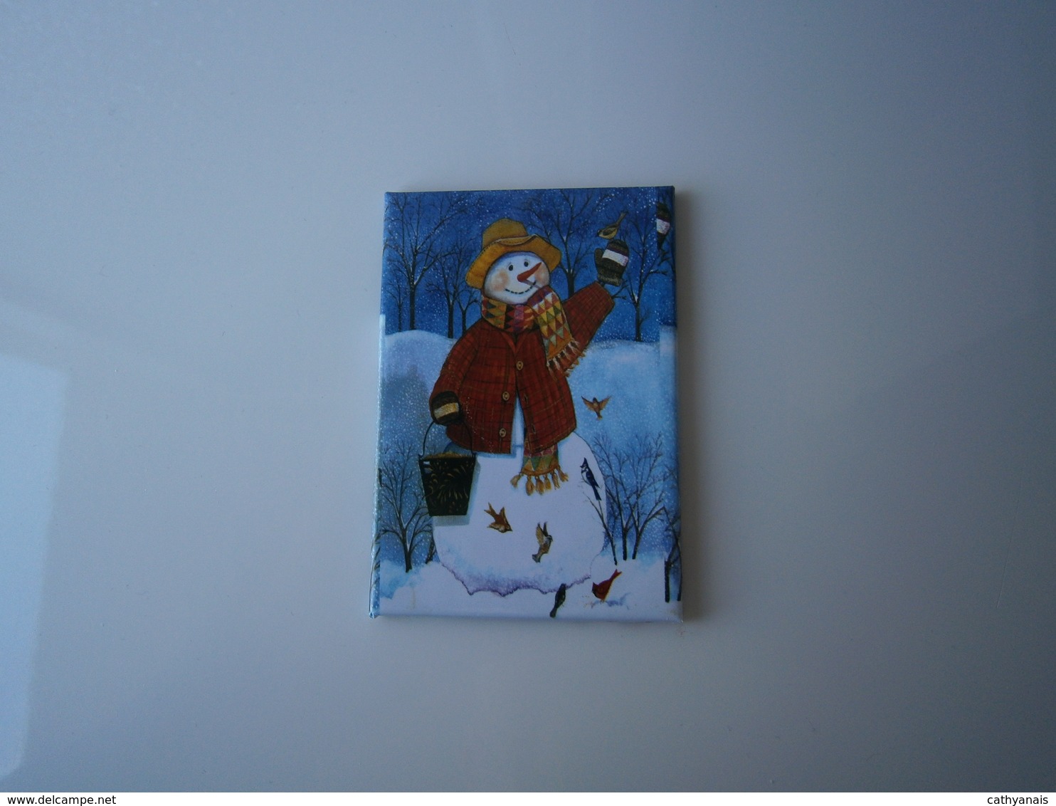 MAGNET * PERSONNAGE - BONHOMME DE NEIGE DONNANT A MANGER AUX OISEAUX * - Personnages