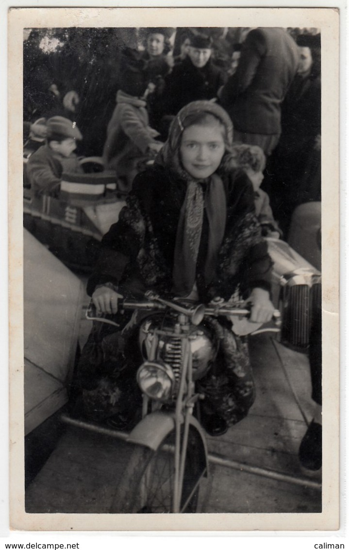 GIOSTRA LUNA PARK BAMBINA SU MOTO CHILD ON MOTORBIKE - FOTOCARTOLINA ORIGINALE - Persone Anonimi