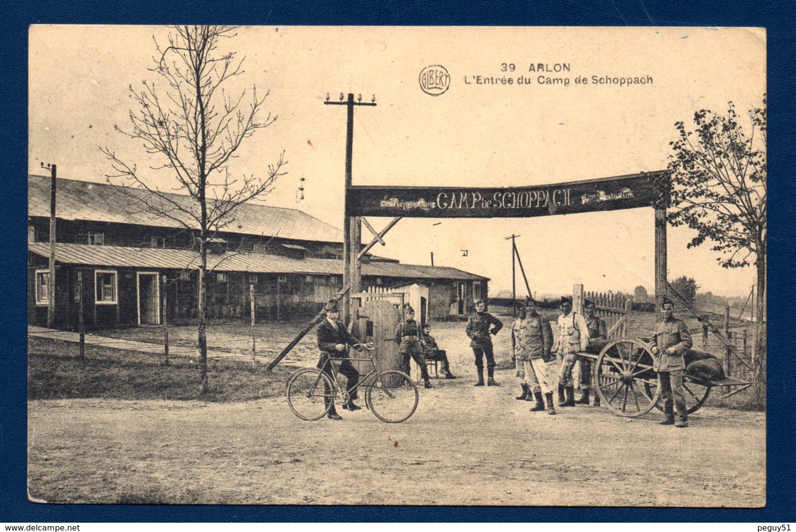 Arlon. Entrée Du Camp De Schoppach. Soldats Et Civil à Vélo.1923 - Arlon