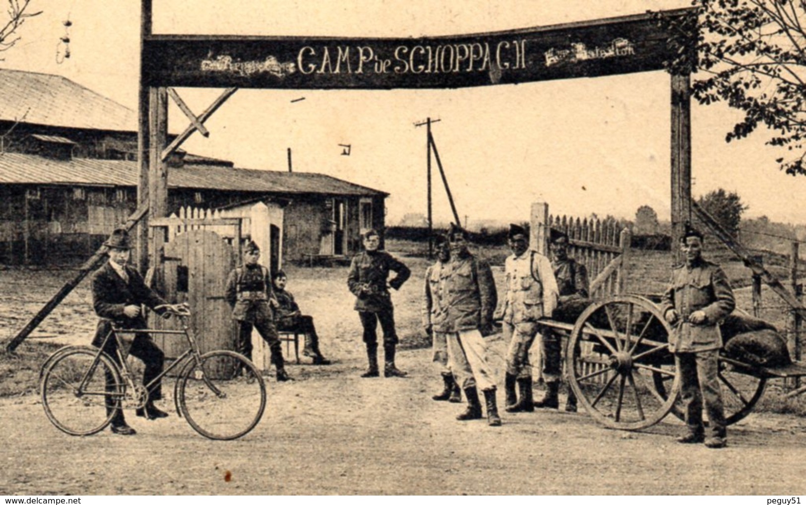 Arlon. Entrée Du Camp De Schoppach. Soldats Et Civil à Vélo.1923 - Aarlen