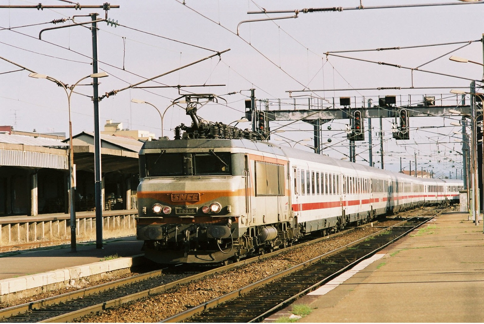 Belfort (90) 8 Août 2004 - La BB 22315 En Tête Du Train EC 168/9 Lyon /Stuttgart Entre En Gare De Belfort - Belfort - Ville