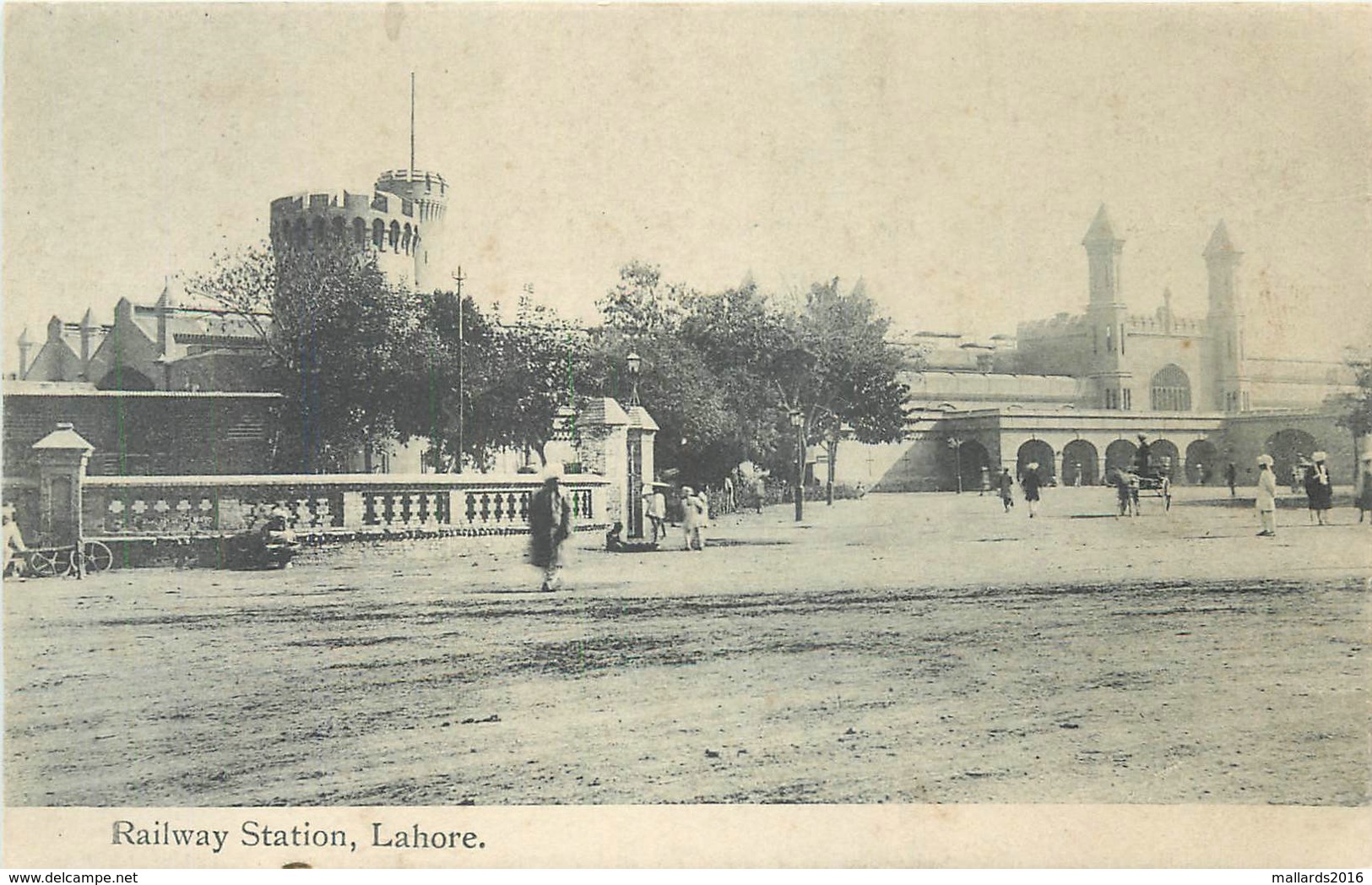 LAHORE - RAILWAY STATION ~ AN OLD POSTCARD #86949 - Pakistan