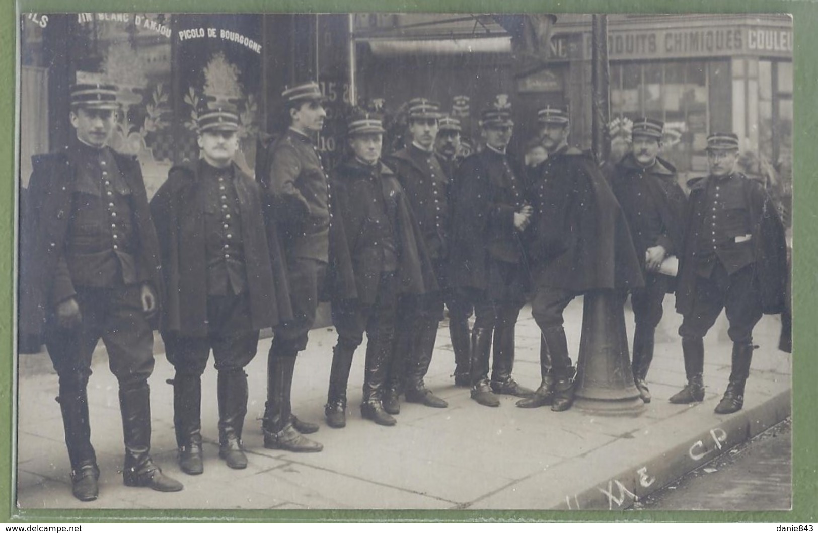 CARTE PHOTO TOP ANIMATION - GROUPE DE GENDARMES MOBILES A PARIS 5ème (?) - - Polizia – Gendarmeria