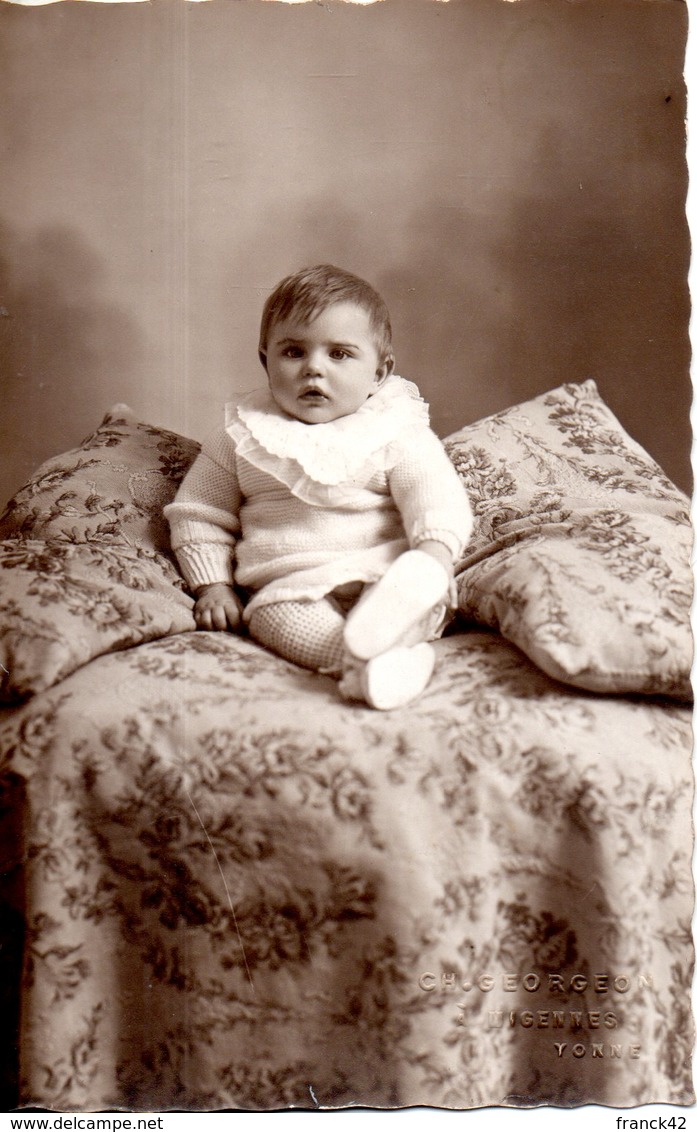 Carte Photo. Bébé Assis Sur Un Lit. Photo Ch Georgeon à Migennes Yonne - Portraits