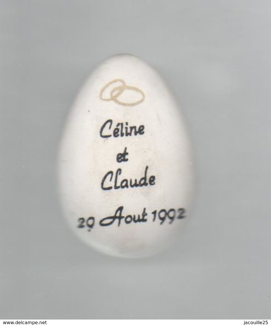 PINS PIN'S DIVERS MARIAGE CELINE ET CLAUDE 29 AOUT 1992 OEUF EN RELIEF - Autres & Non Classés