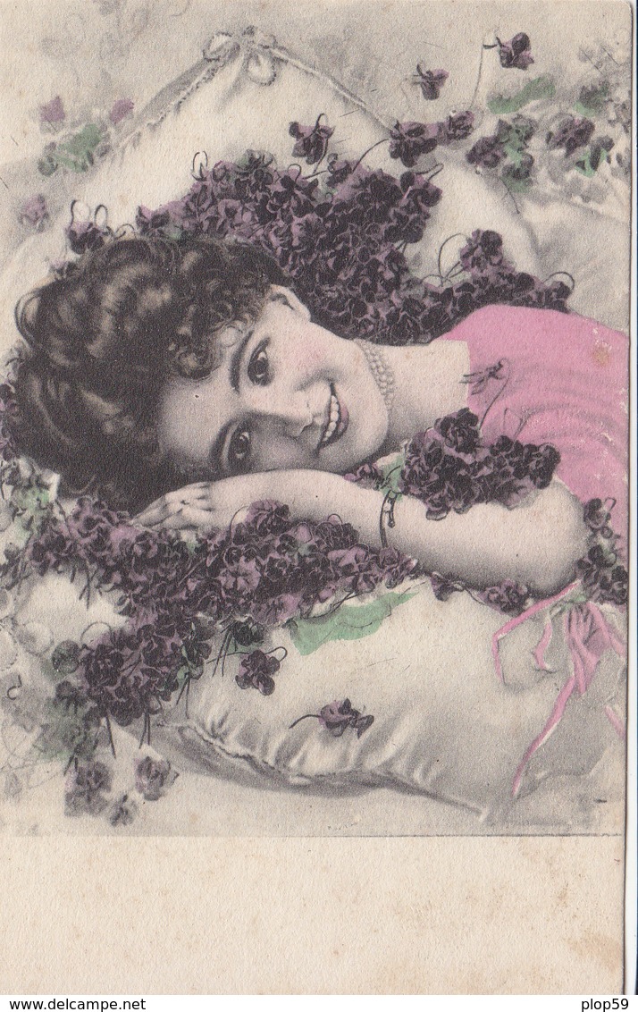 Cpa 2 Scans Belle époque Jeune Fille Romantique Allongée Dans Des Fleurs Violettes éparses Sur Un Coussin N°54 - Mujeres