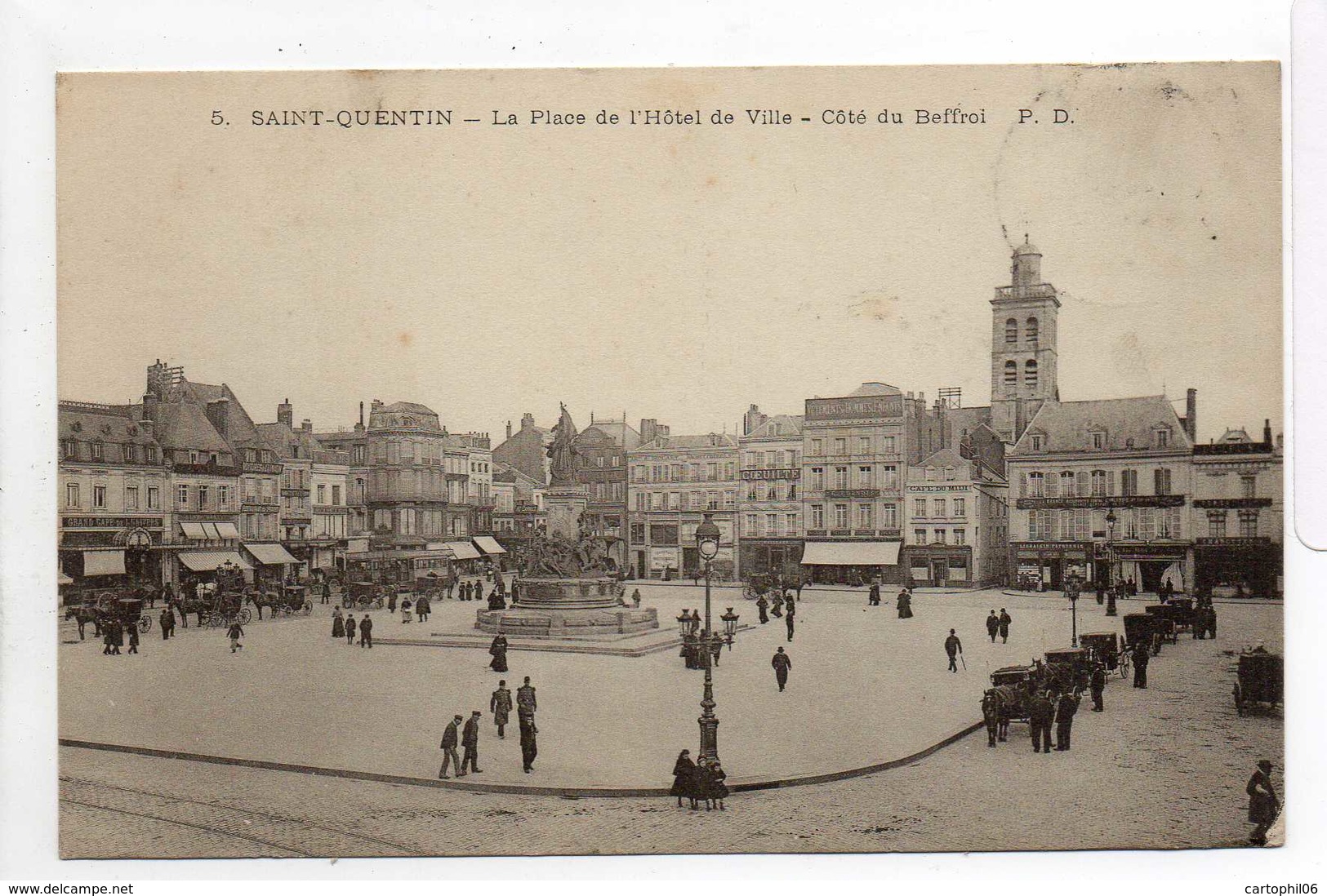 - CPA SAINT-QUENTIN (02) - La Place De L'Hôtel De Ville 1904 - Côté Du Beffroi (avec Personnages) - Edition P. D. N° 5 - - Saint Quentin