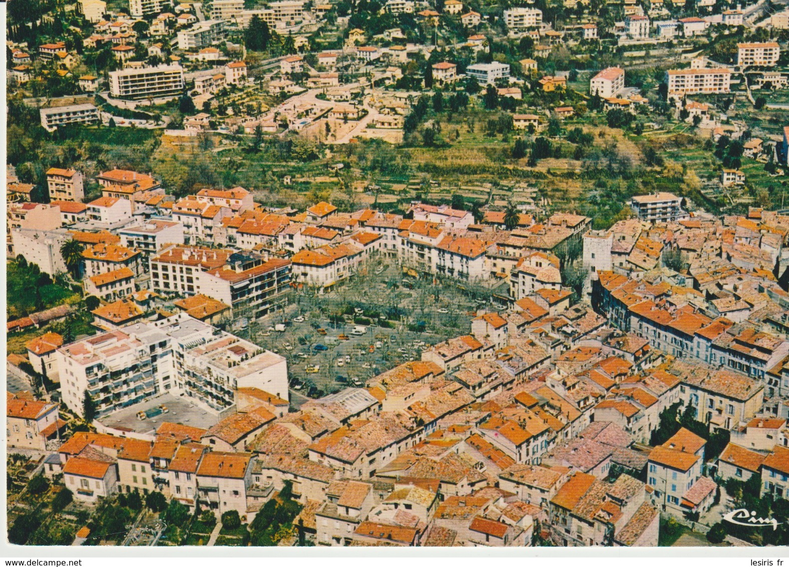 C. P. - PHOTO -  VENCE - VUE AÉRIENNE DE LA PLACE DU GRAND JARDIN - 3 99 79 1432 - COMBIER - Vence