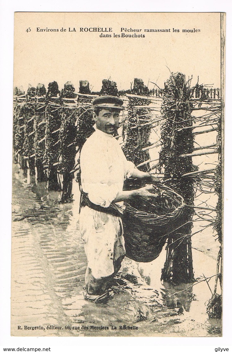 CPA.Env La Rochelle.Pêcheur Ramassant Les Moules Dans Les Bouchots.Gros Plan.   (F.433) - La Rochelle