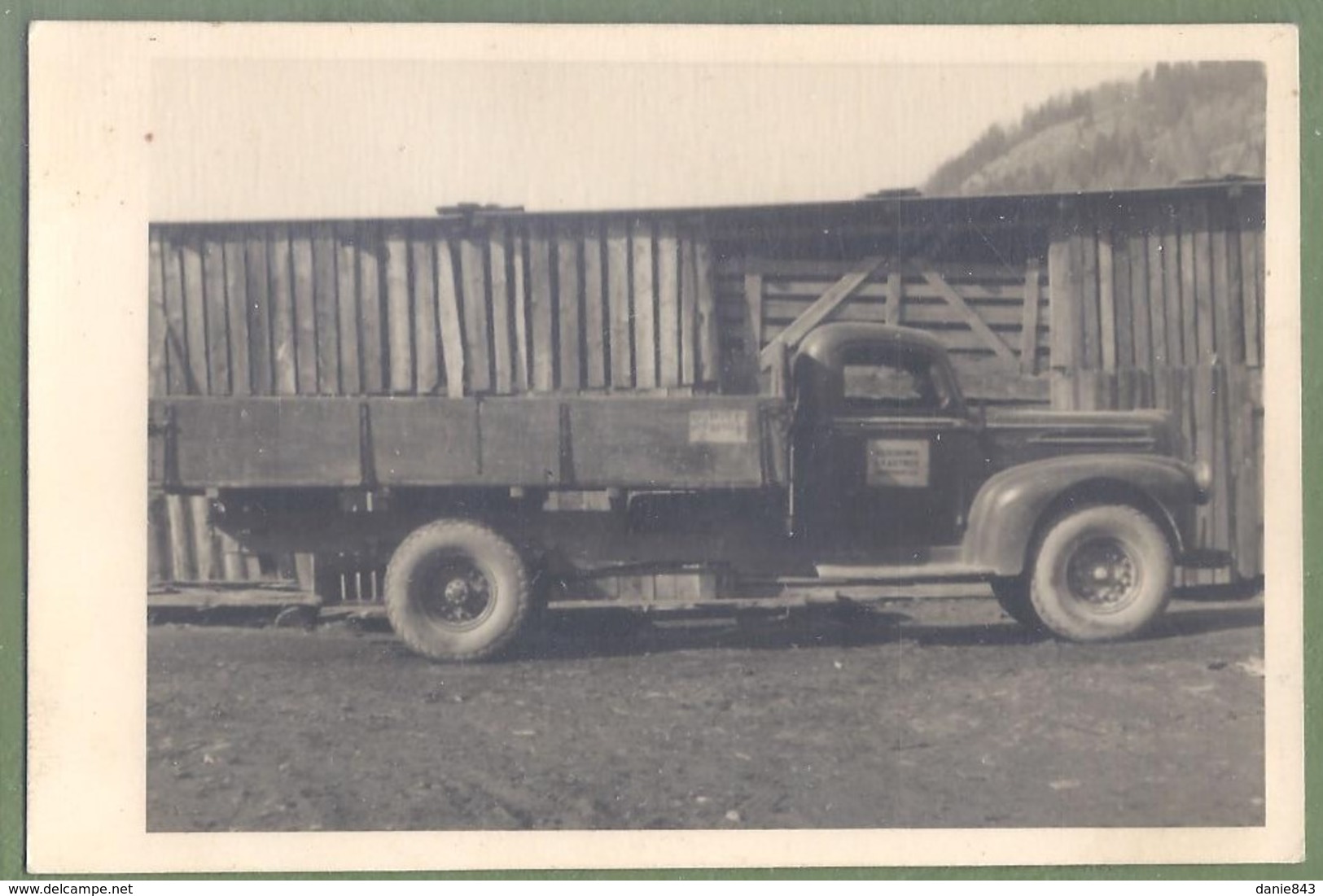 CARTE PHOTO - CAMION DE CHANTIER - ANNÉES 1950 - LIEU A IDENTIFIER - Camions & Poids Lourds