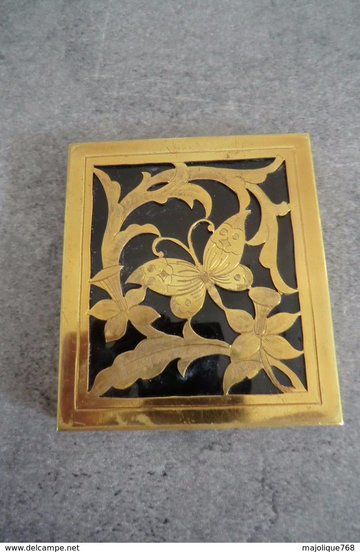 Ancien Poudrier Bakélite Noir Décor Papillon En Laiton Art-déco - - Accessoires