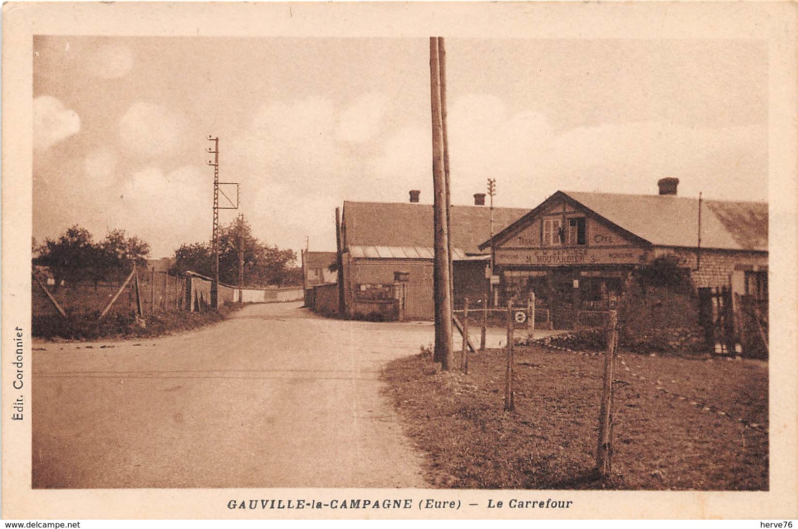 GAUVILLE LA CAMPAGNE - Le Carrefour - Café Tabac - Autres & Non Classés