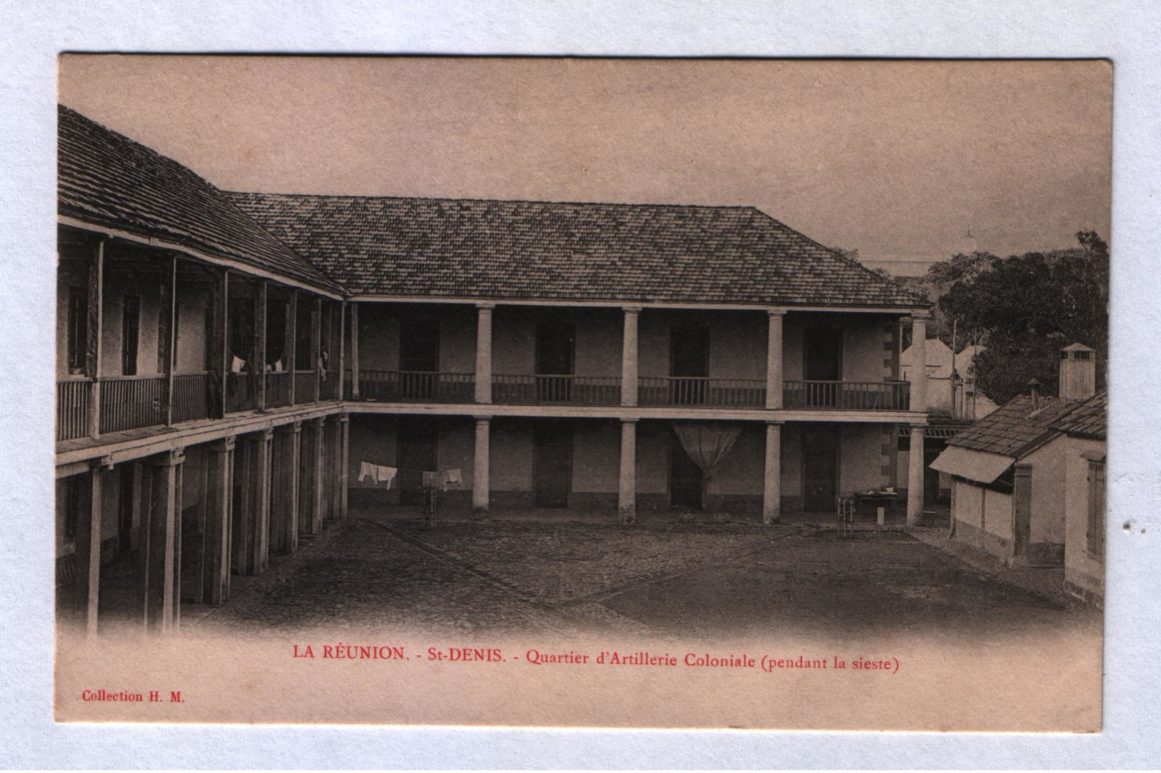 St Denis - Quartier D'artillerie Coloniale (pendant La Sieste) - Saint Denis