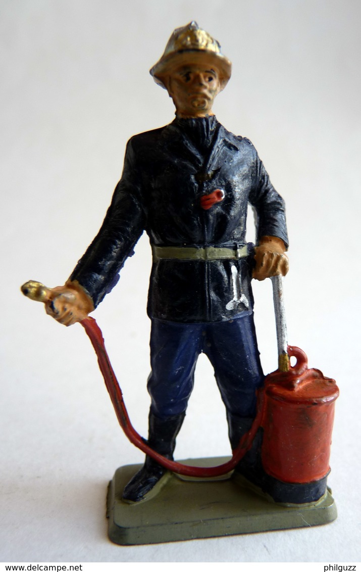 FIGURINE STARLUX SAPEUR POMPIER AVEC EXTINCTEUR SP4 1978 Ancien Casque POMPIERS - Starlux