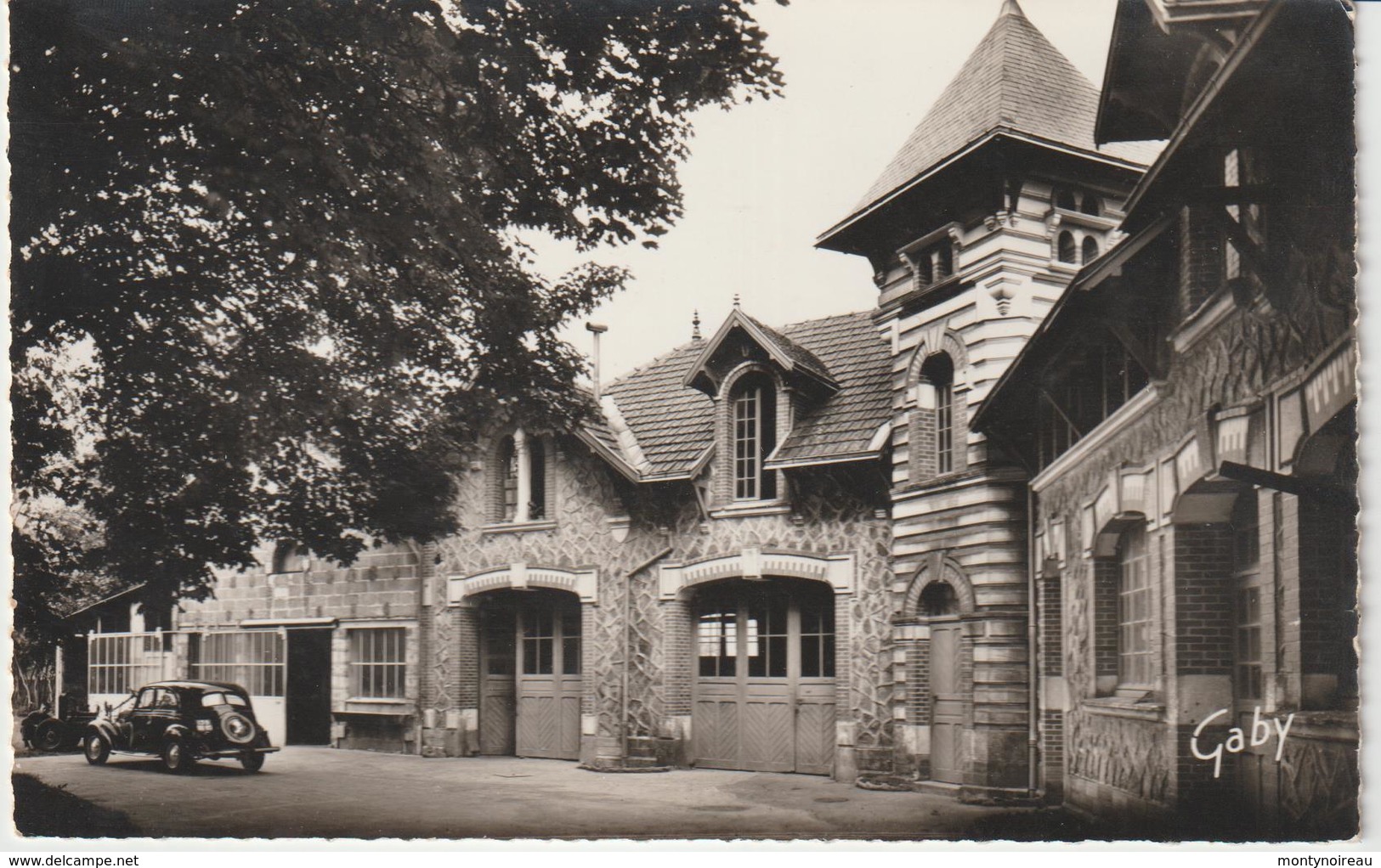 DAV : Vendée :  FONTENAY  Le  COMTE :  Façade De L '  école  Technique  ( Voiture Traction) - Fontenay Le Comte