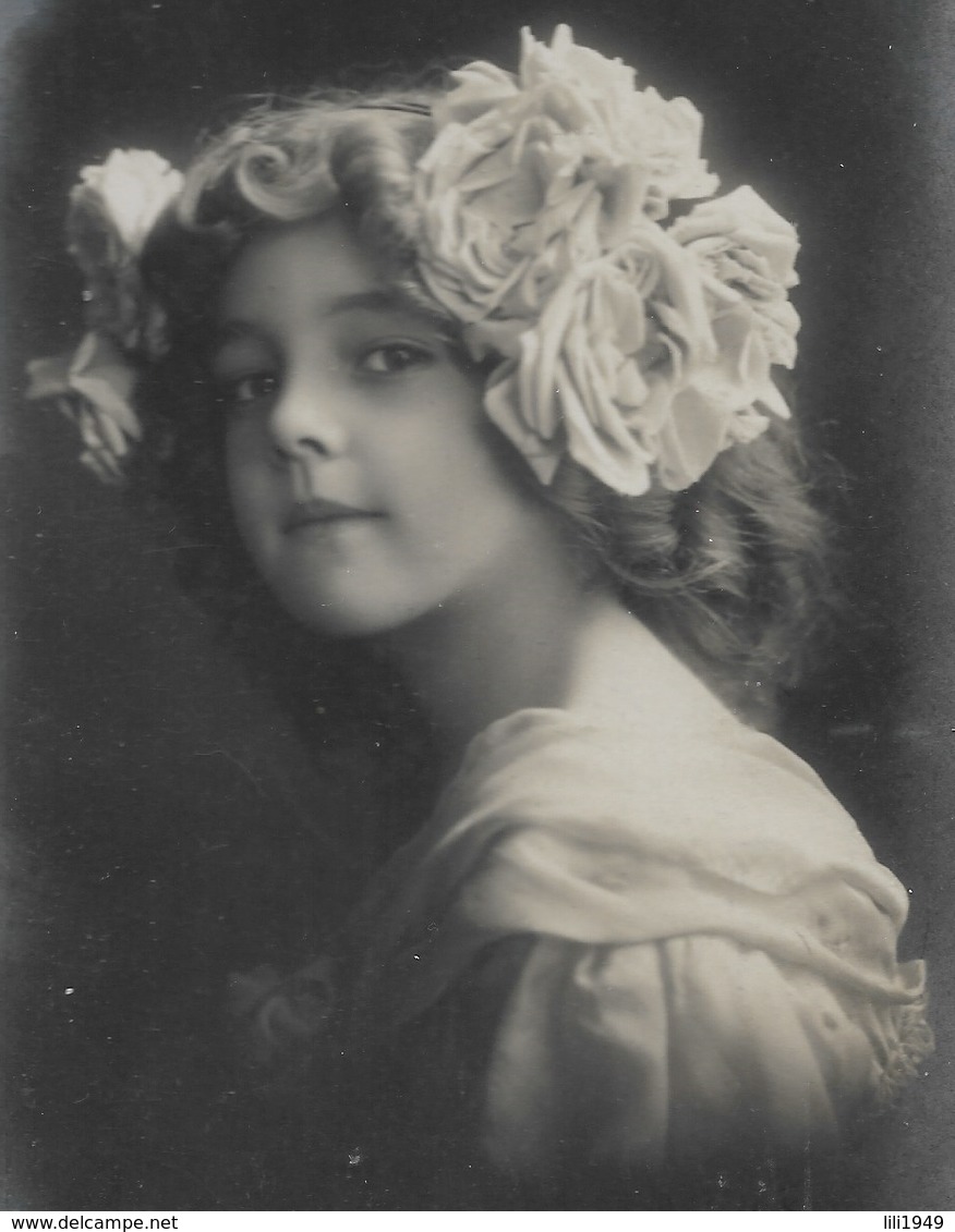 CPA 1900 /20 D'origine élégante Fillette Couronne De Fleurs Dans Les Cheveux  Pretty Little Girl - Portraits