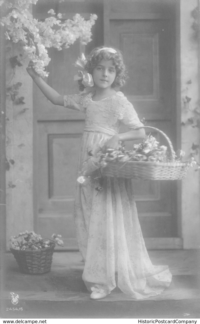 YOUNG GIRL-LONG DRESS-CURLY HAIR WITH LARGE BOW-HOLDING BASKET OF FLOWERS  PHOTO POSTCARD 39652 - Autres & Non Classés