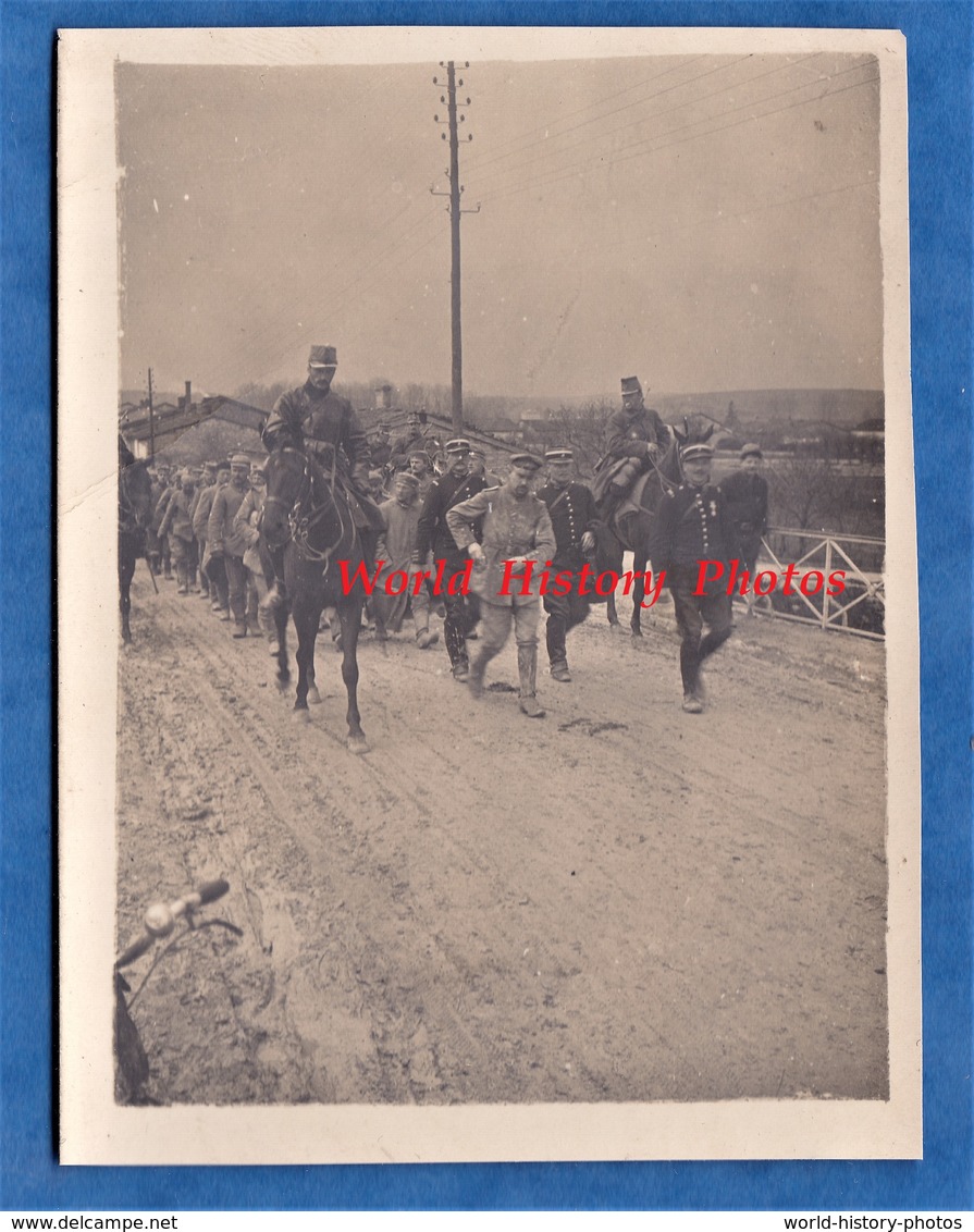 CPA Photo - DIEUE Sur MEUSE - Gendarme & Hussards Escortant Des Soldats Allemands Venant D'être Prisonnier - 1915 -Poilu - Guerre 1914-18