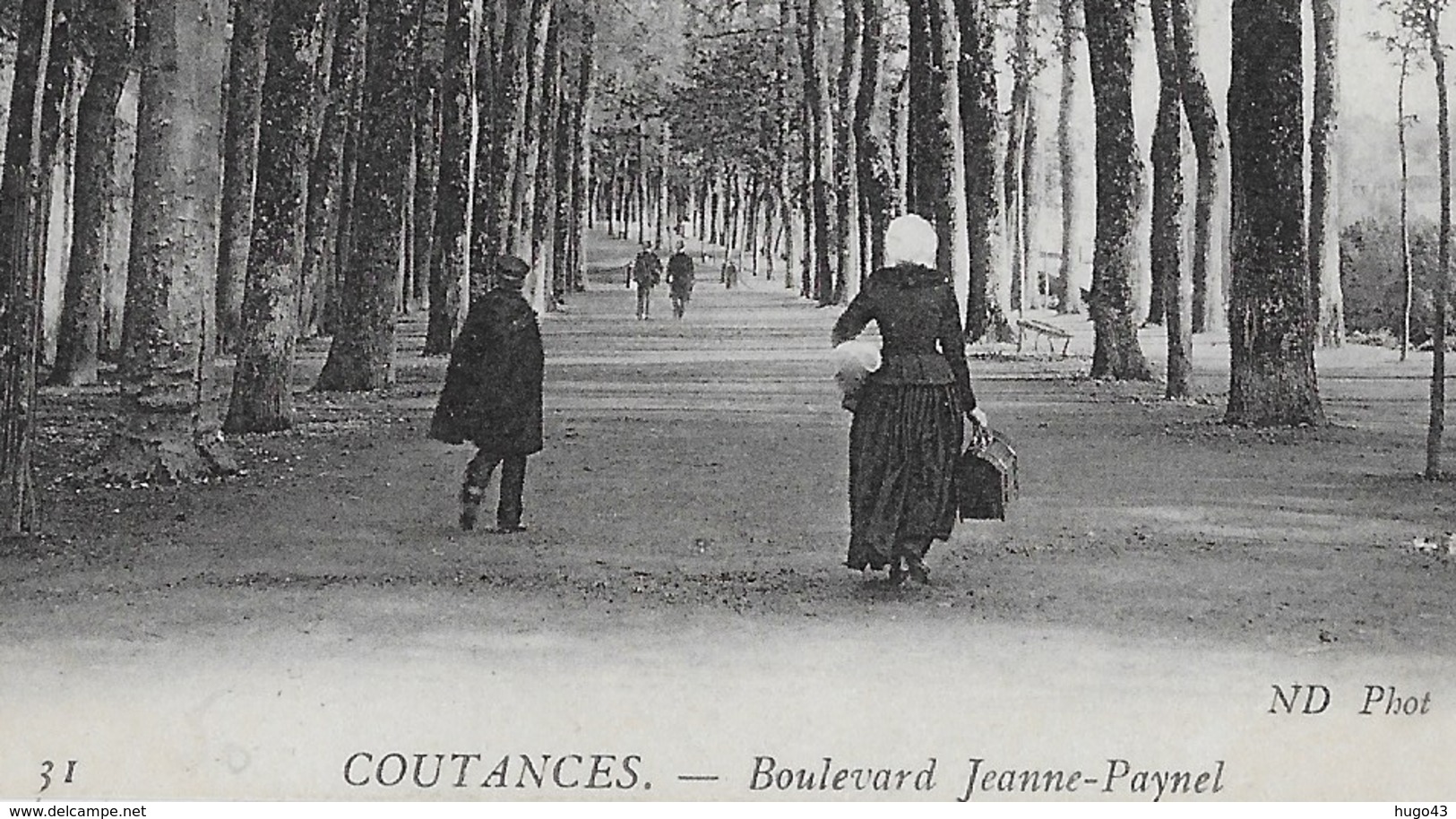 COUTANCES - N° 31 - BOULEVARD JEANNE PAYNEL AVEC PERSONNAGES - CPA NON VOYAGEE - Coutances