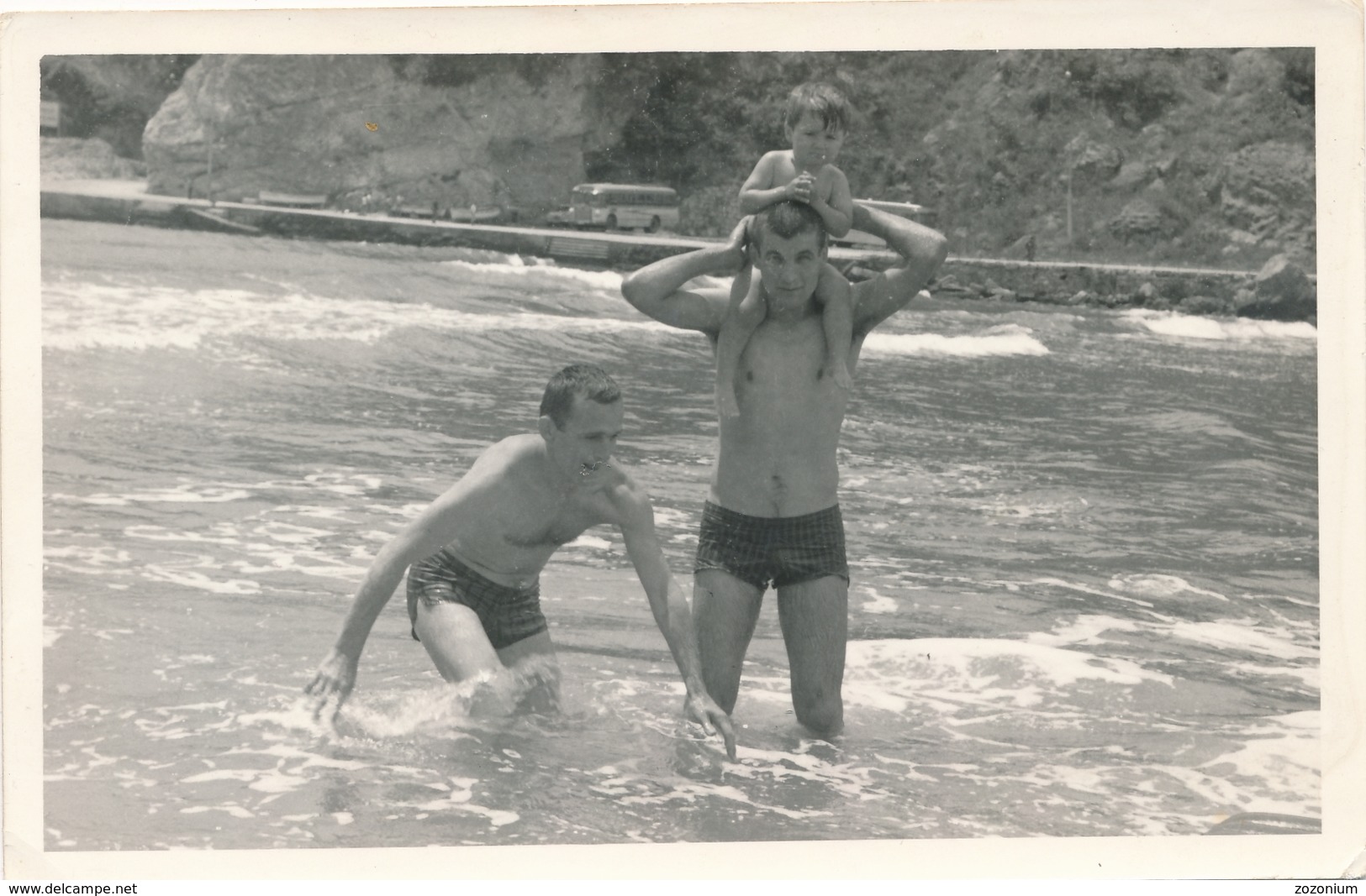 REAL PHOTO, Handsome Trunks Guys Men  And Kid In Shallow On Beach Hommes Et Kid Sur Plage ORIGINAL - Anonymous Persons