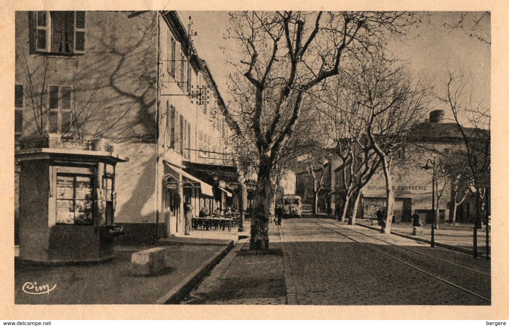 83. CPA. LA GARDE, Près Toulon, L'avenue Carnot. Commerces, Kiosque A Journaux. - La Garde