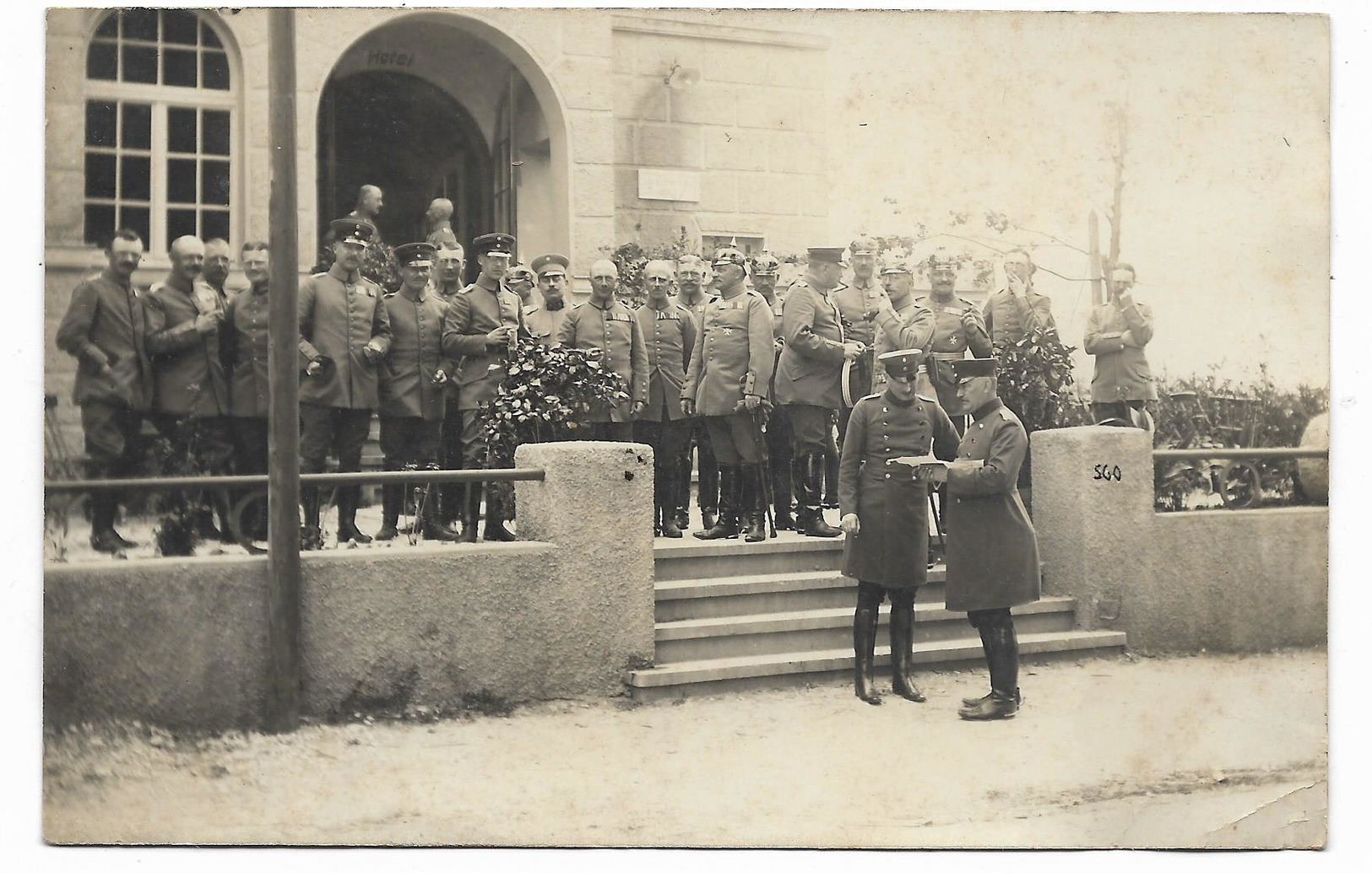 CARTE  PHOTO HEUBERG  -groupe De Soldats Avec Casques à Pique -JOSEF JEUCK PHOTOGR. TRUPPEN UEBUNGSPLATZ HEUBERG BADEN - Guerre 1914-18