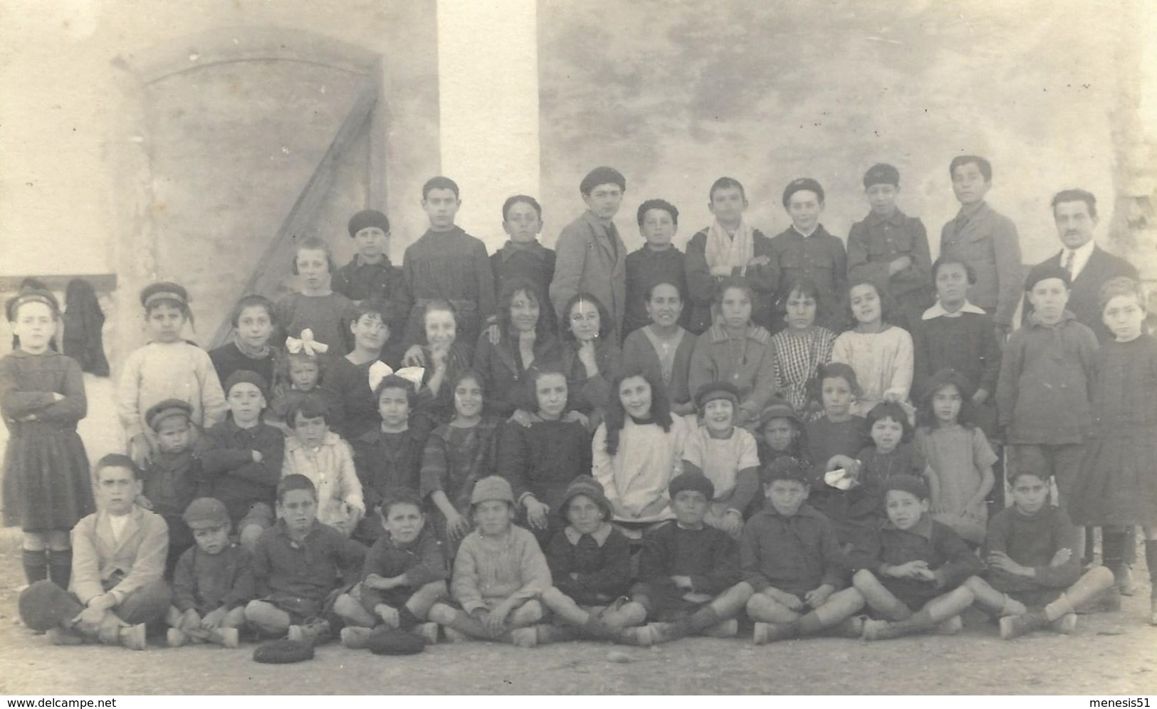 CPA Carte Photo De Classe  L'ECOLE D'AUTREFOIS - Groupe D'enfants Petits élèves Posant Avec Leur Instituteur - Schools