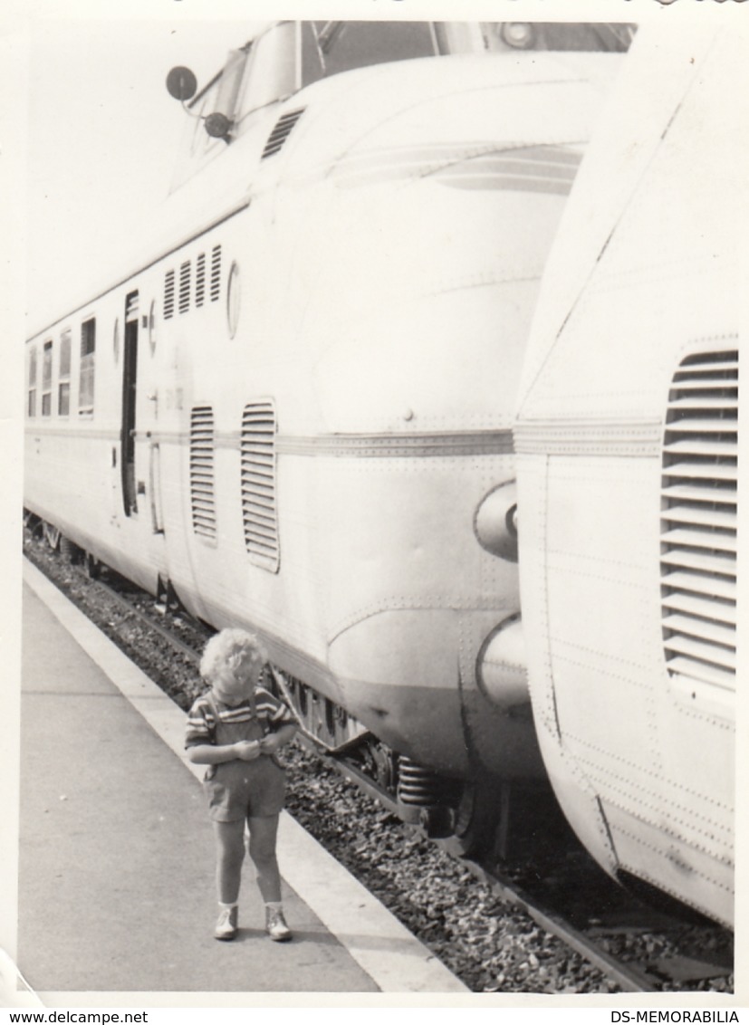 Child Standing Next To The Train Real Photo - Fotografie