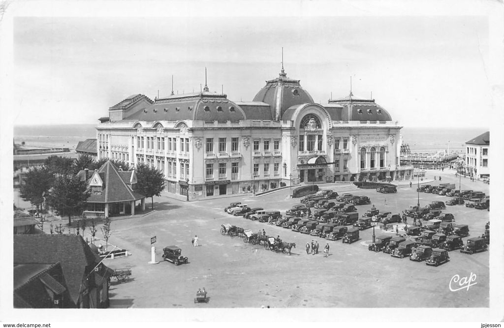 CALVADOS  14  TROUVILLE  REINE DES PLAGES   PLACE DU CASINO  NOUVELLE GARE DES AUTOBUS - Trouville