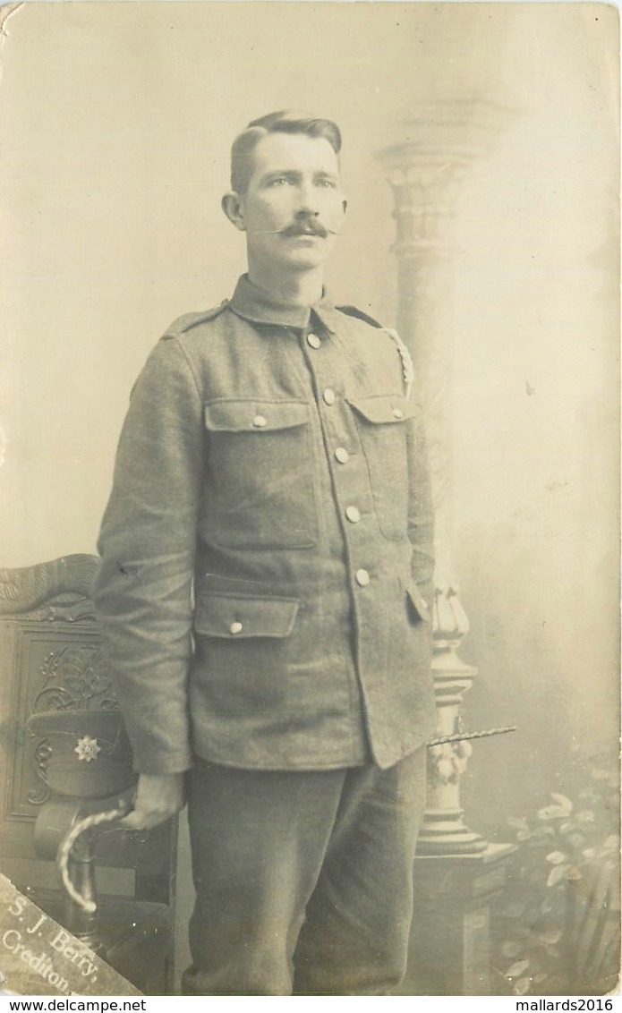 WW1 - DEVONSHIRE REGT? - CREDITON PHOTOGRAPHER ~ A REAL PHOTO POSTCARD #88110 - Guerre 1914-18