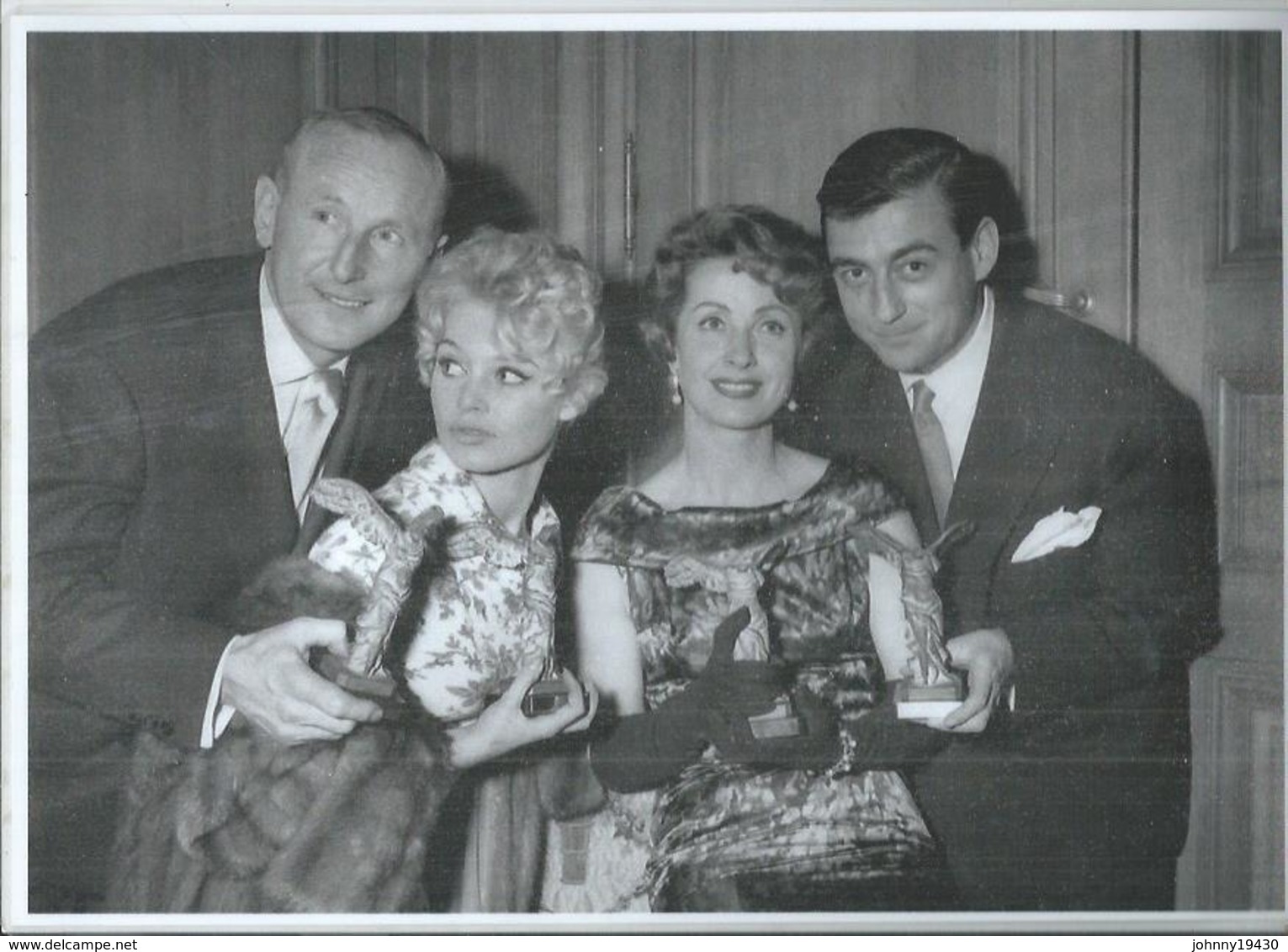 BRIGITTE BARDOT / BOURVIL / DANIELLE DARRIEUX / FRANCOIS PERRIER ( Format 21X30 ) - Artistes