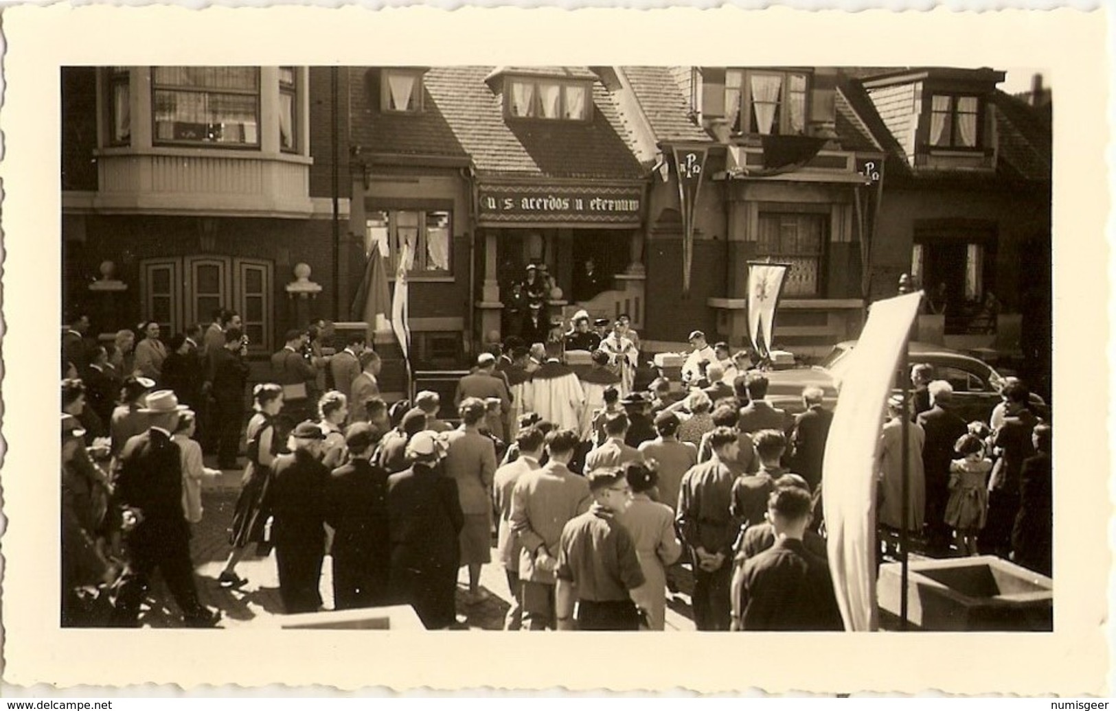 BELGIQUE-Liége - Peville -1° Messe De L'abbé " Paul ,Karen "devant Son Domicile Juin 1952 ( Photo 3 : Format 12 X 7.5 ) - Places