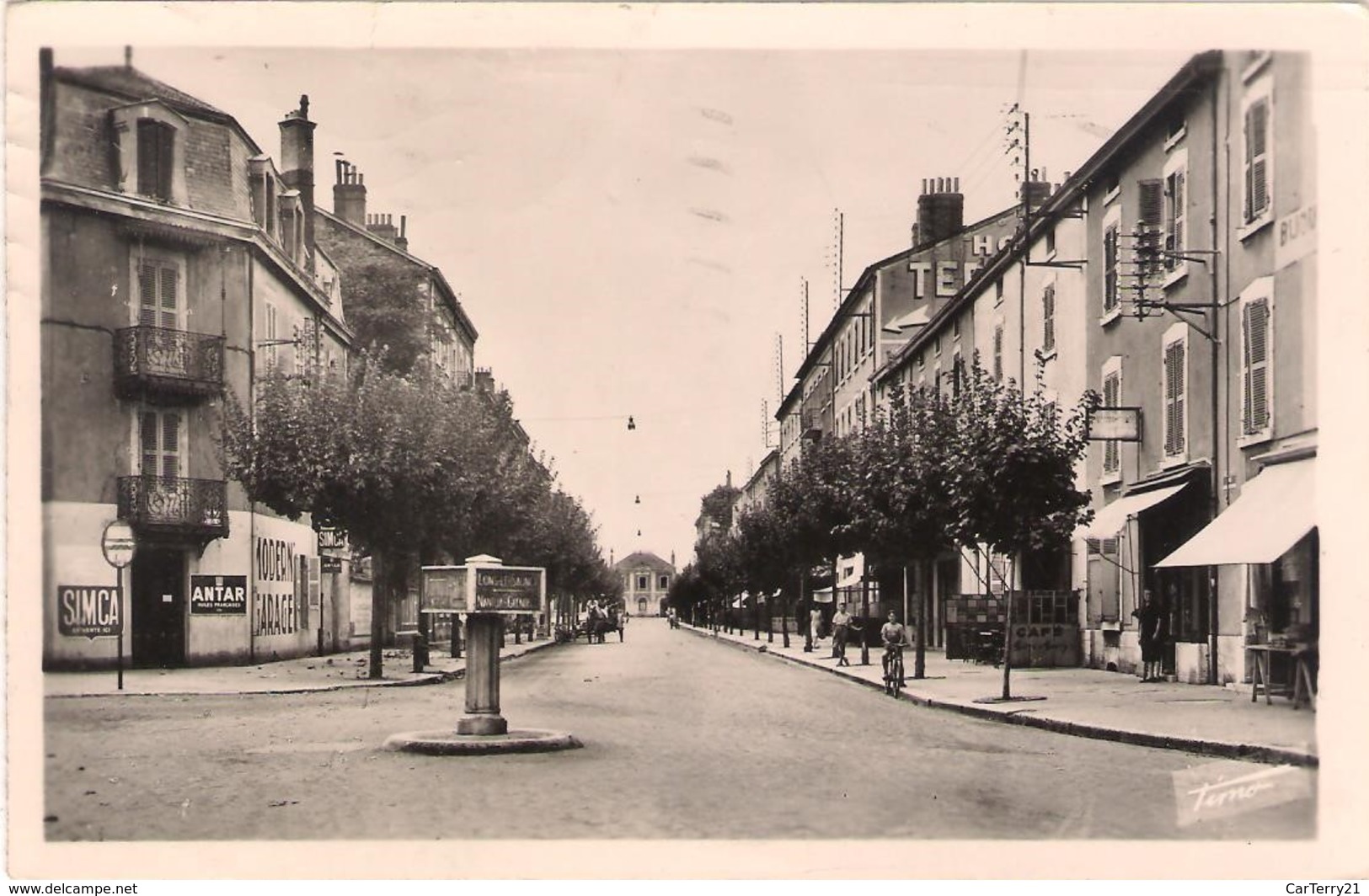 CPSM. BOURG EN BRESSE.RUE ALPHONSE BODIN.AU FOND LA GARE. PUB. ANTAR, SIMCA.1952. - Sonstige & Ohne Zuordnung