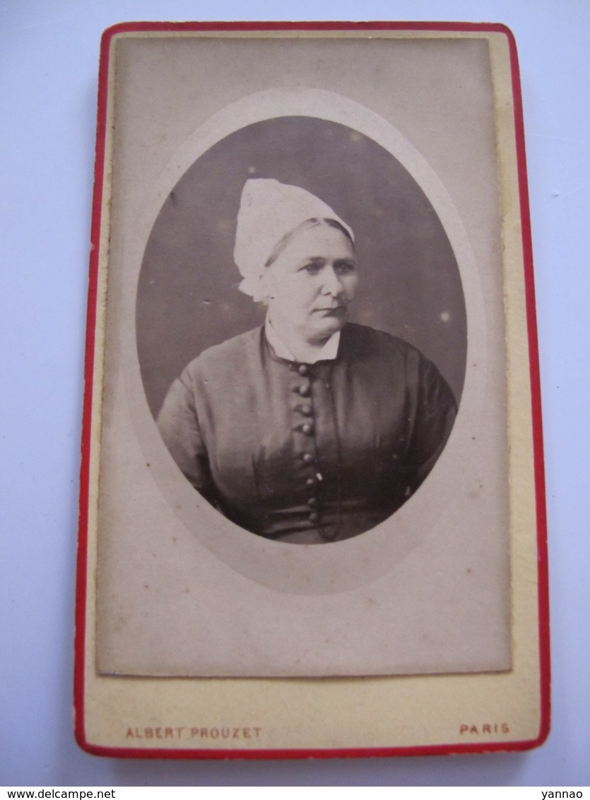 Ancienne Photo Cdv Originale Femme En Costume Et Coiffe Prouzet à Paris - Personnes Anonymes