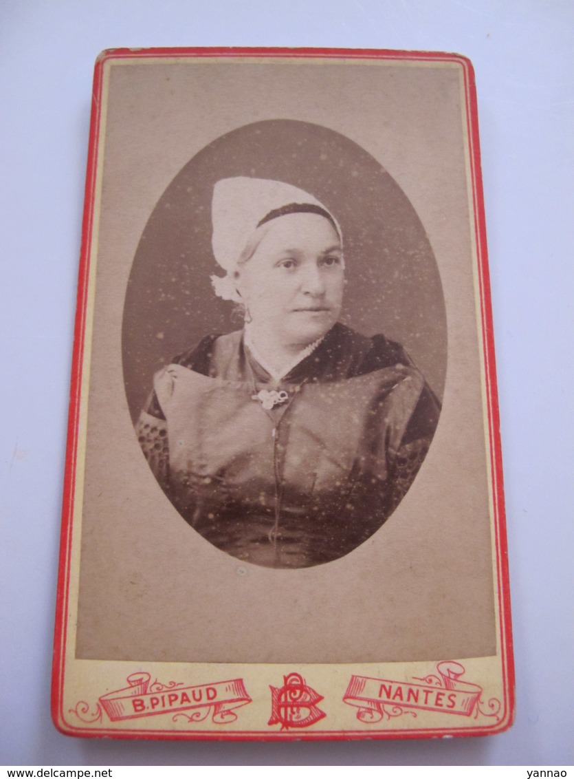 Ancienne Photo Cdv Originale Femme En Costume Et Coiffe Pipaud à Nantes - Anonymous Persons