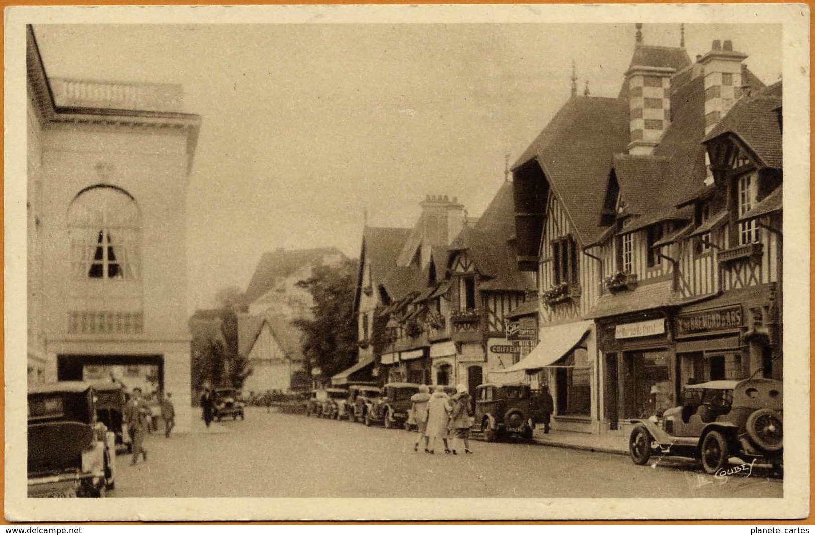 14 / DEAUVILLE - Rue Du Casino, Commerces (animée) Années 30 - Deauville