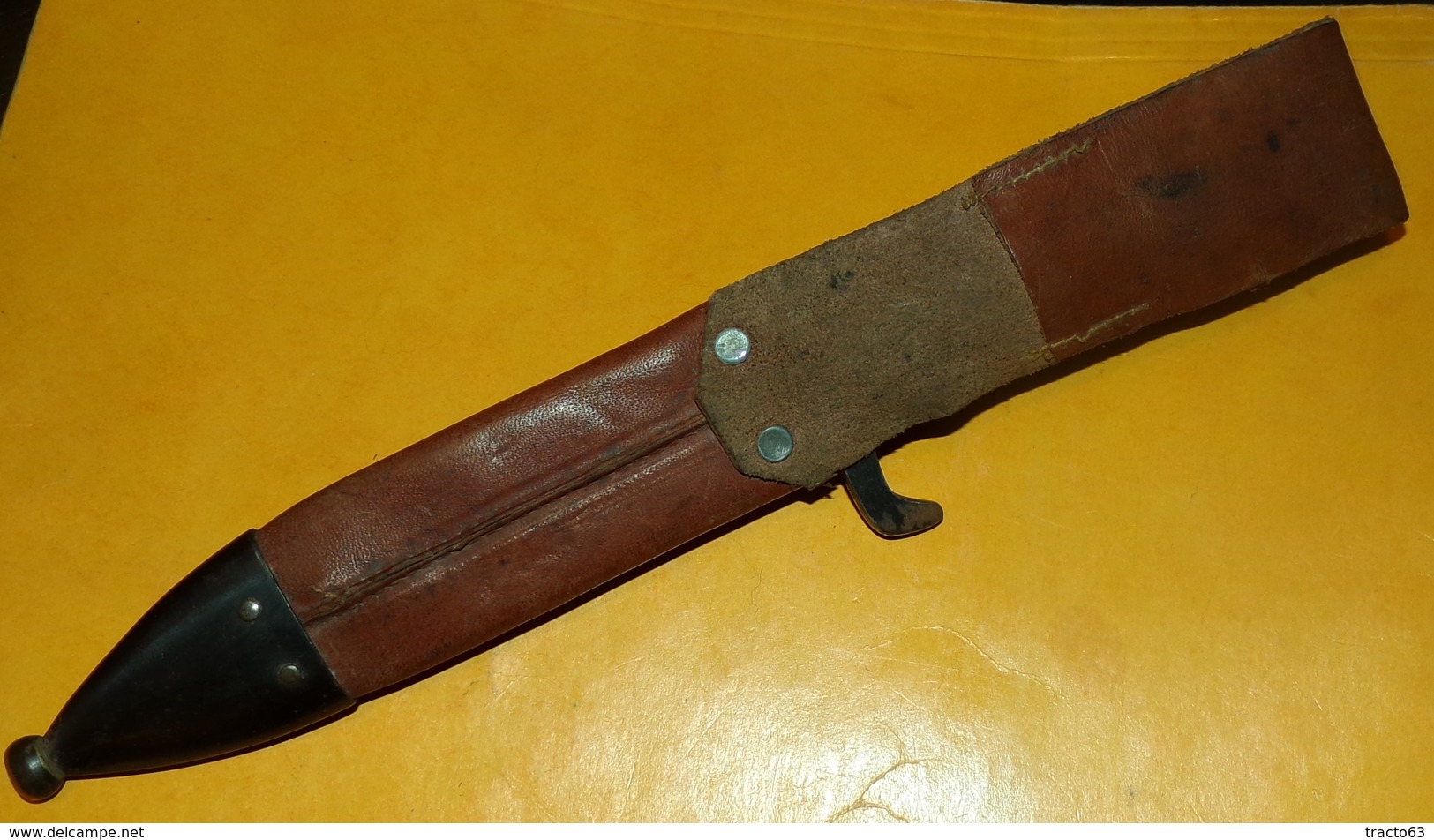 COUTEAU DE COMBAT DES PARACHUTISTES DE L'ARMEE ESPAGNOLE , AVEC SON ETUI EN CUIR AVEC BOUT EN METAL , MARQUAGE FABRICATI