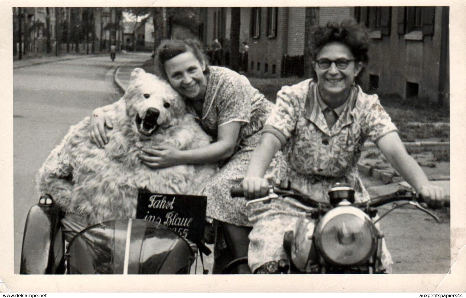 Carte Photo Originale Déguisement & Eisbär, Ours Blanc Polaire En Bonne Compagnie Sur Un Side-Car En 1955 Fahst In Blaue - Personnes Anonymes