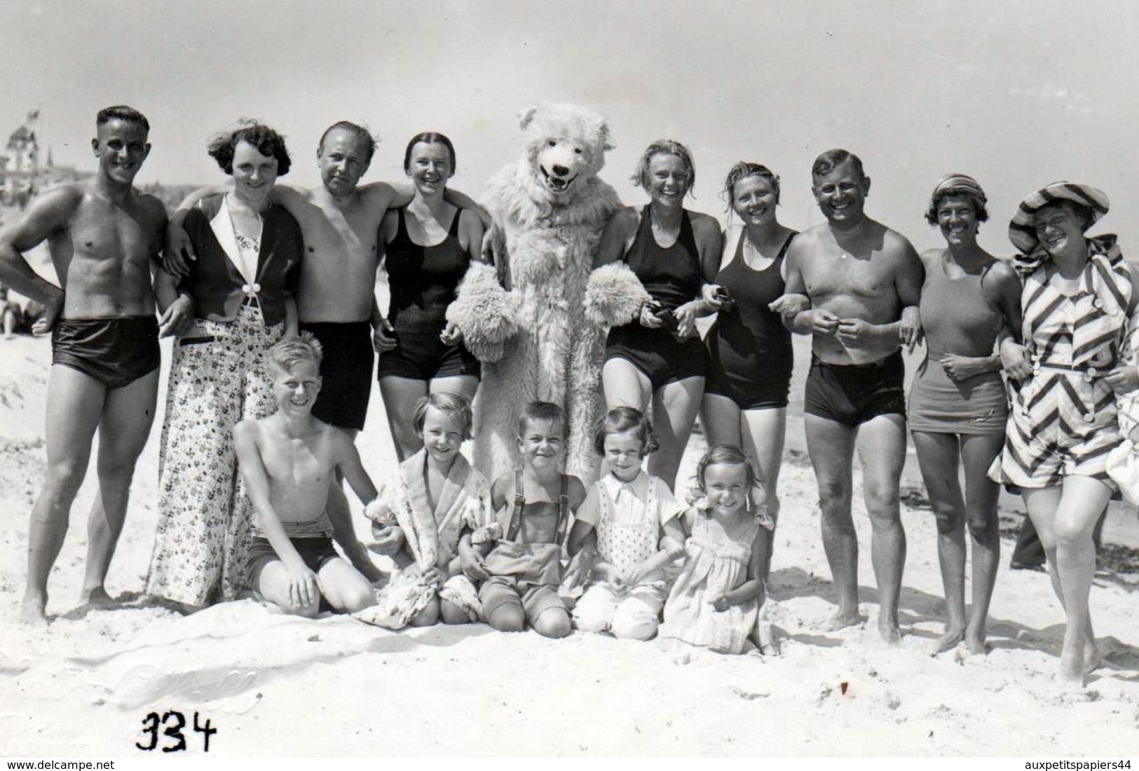 Carte Photo Originale Déguisement & Eisbär, Ours Blanc Polaire Pour Une Photo De Famille à La Plage Vers 1930 - Personnes Anonymes