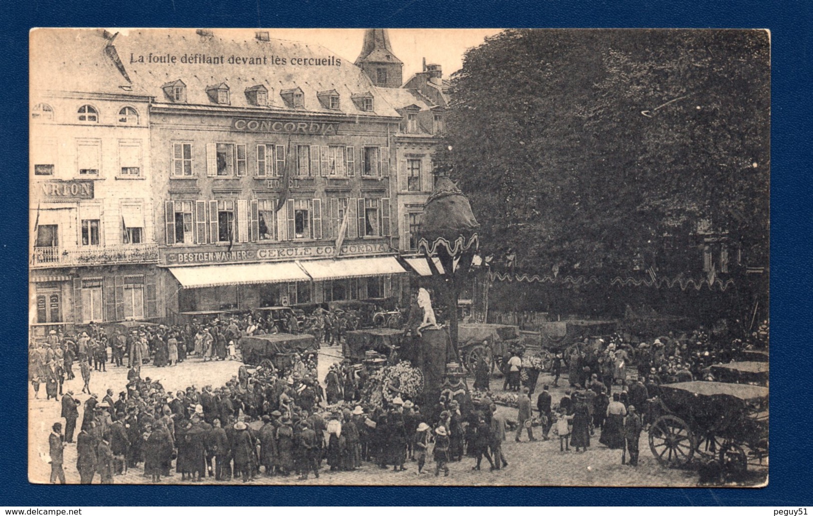 Arlon.18 Juillet 1920. Place Léopold. Hommage Aux Martyrs De Rossignol. La Foule Défilant Devant Les Cercueils - Arlon