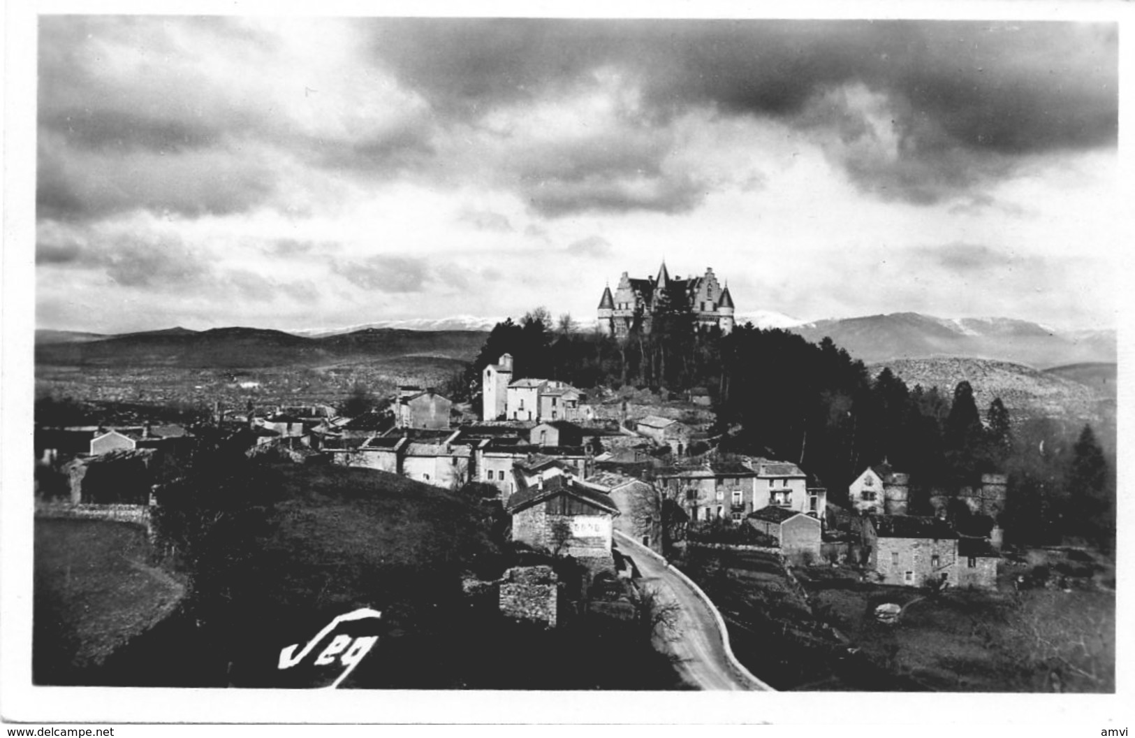 205-3796 - 30 - Le Vigan Environs Montdardier Dominé Par Le Château - Le Vigan