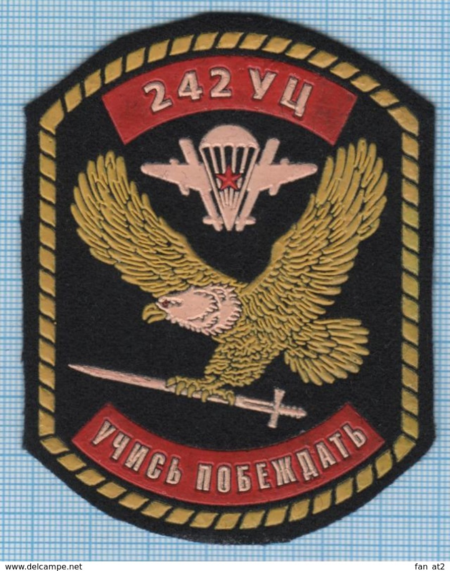 RUSSIA / Patch Abzeichen Parche Ecusson / Airborne Assault Special Forces Eagle Hawk 242 Training Center Parachute 1990s - Blazoenen (textiel)