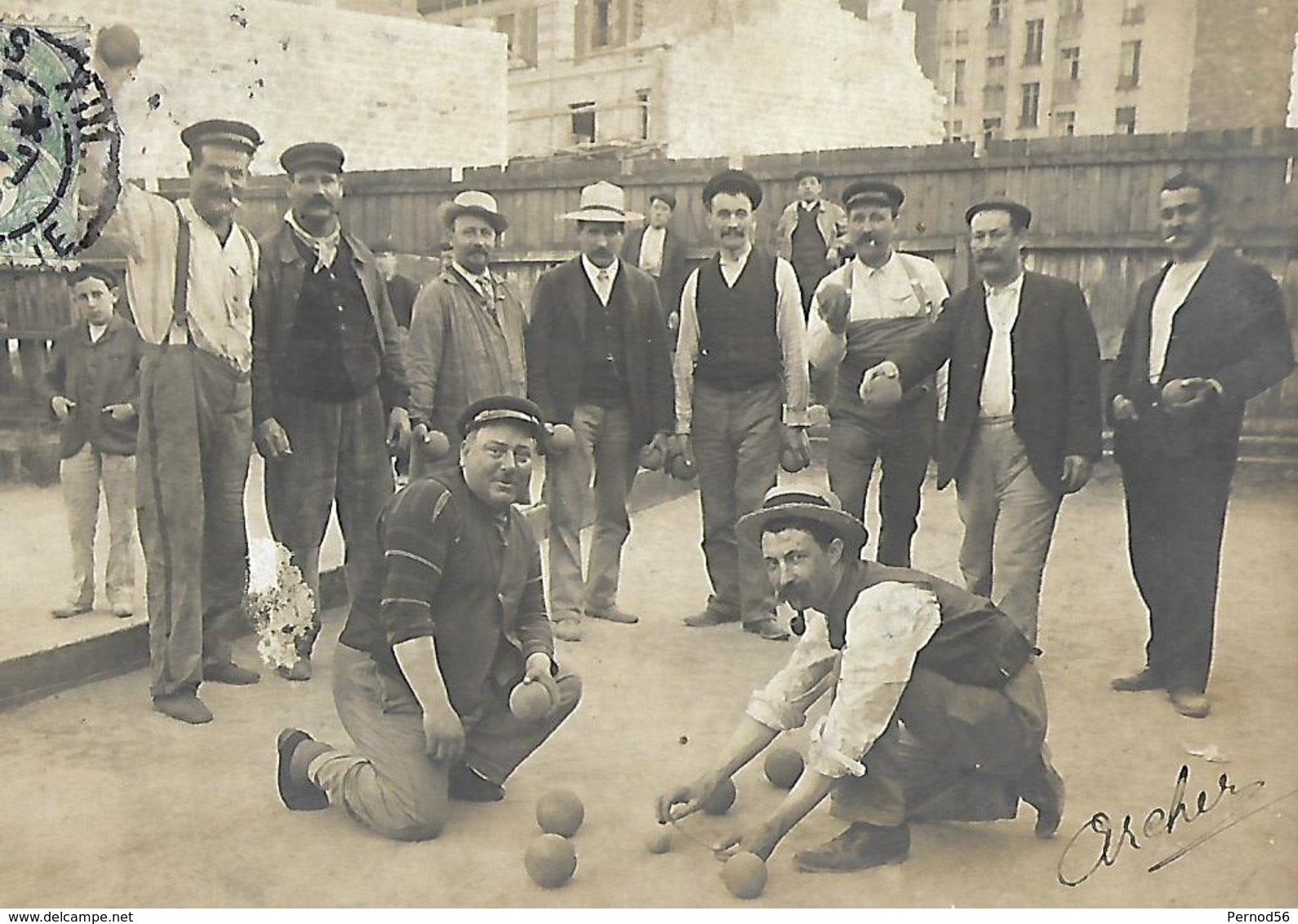 Partie De Pétanque Très Animée Gros Plan PARIS  Ed : HELOUIN - Pétanque