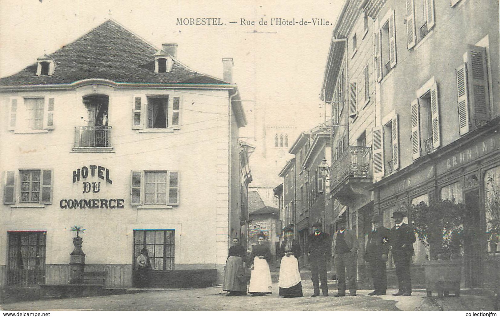 / CPA FRANCE 38 "Morestel, Rue De L'hôtel De Ville" - Morestel